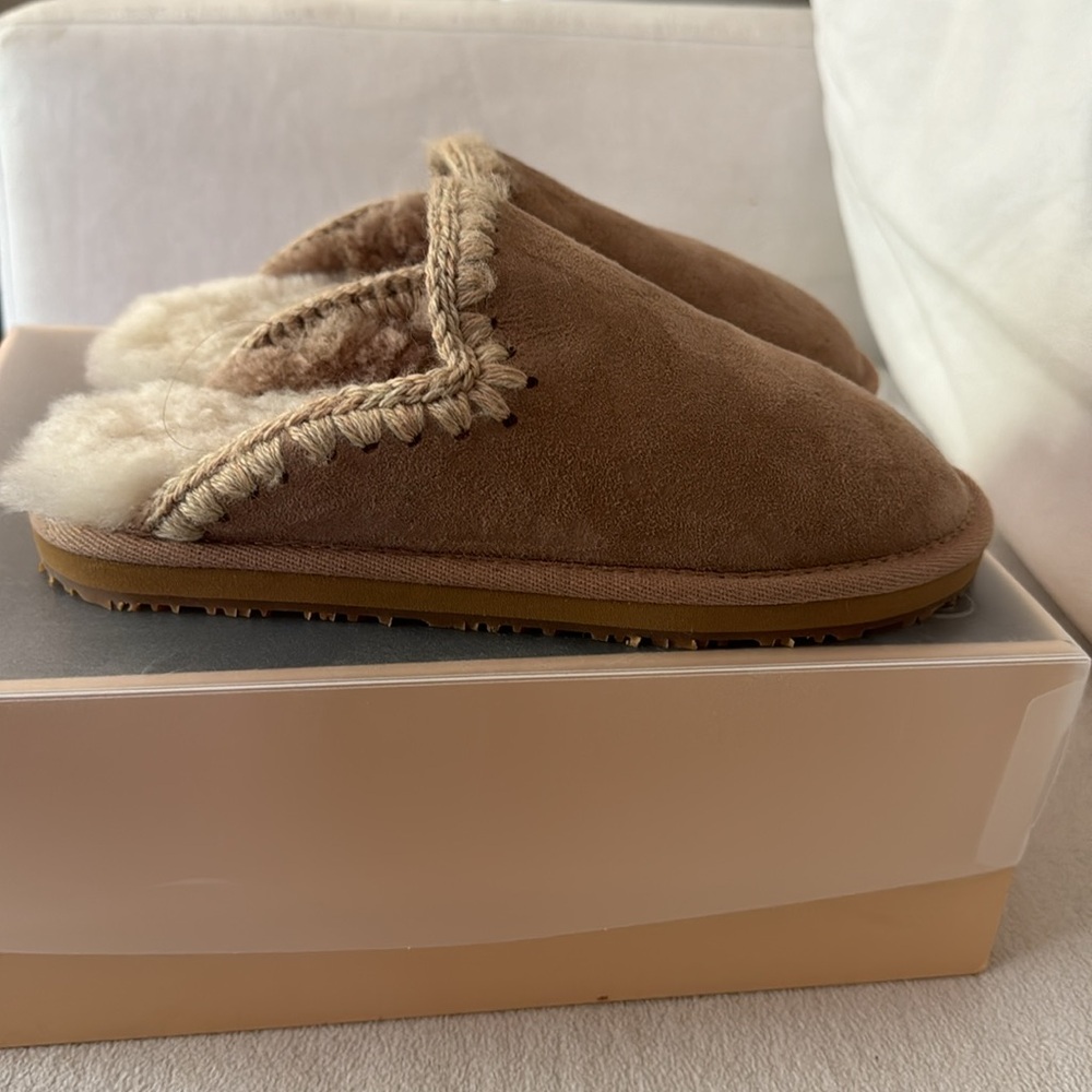 NWT MOU suede slipper Eskimo stitch 37